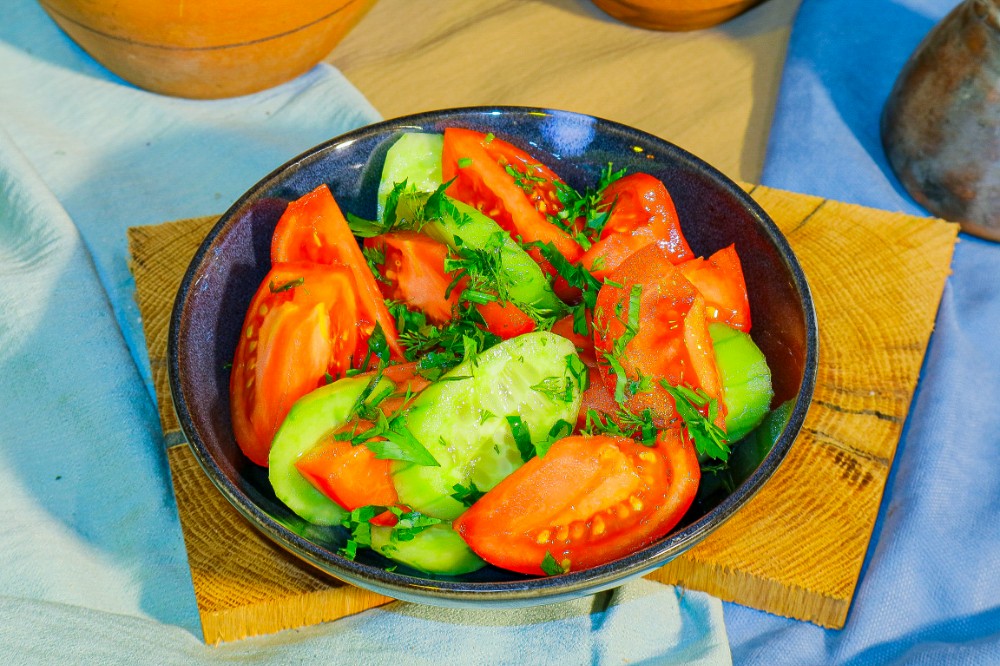 კიტრი-პომიდვრის სალათი ნიგვზით / Georgian Salad with Walnut 🅥