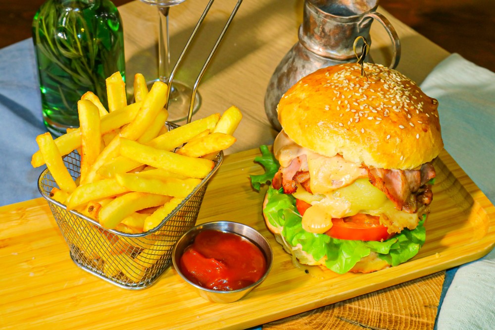 ქათმის ბურგერი და ფრი / Chicken Burger and French Fries