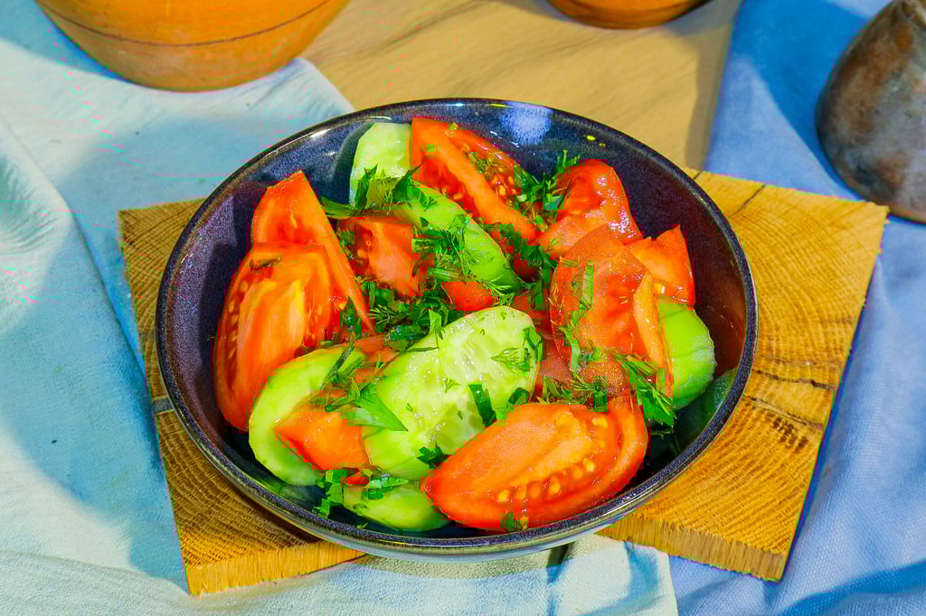 კიტრი-პომიდვრის სალათი კახური ზეთით / Georgian Salad with Kakhetian Oil 🅥