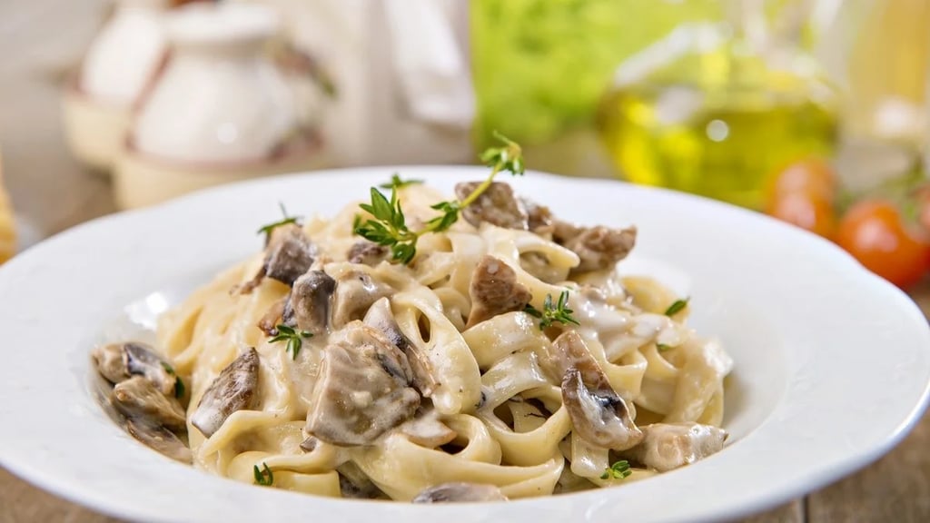Паста с грибами и курицей