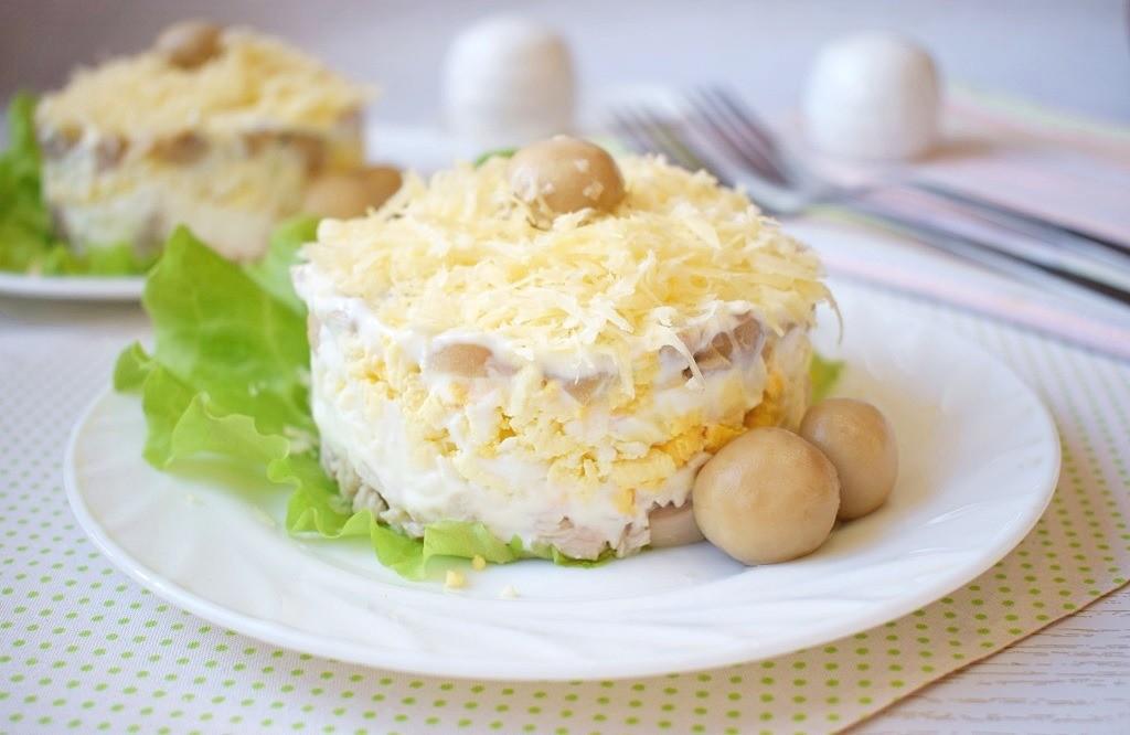Салат з курки та маринованих грибів