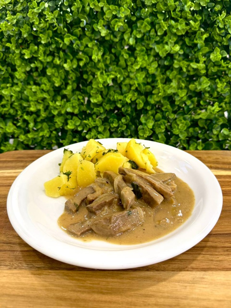 Тушкований язик з вершковим соусом теріякі