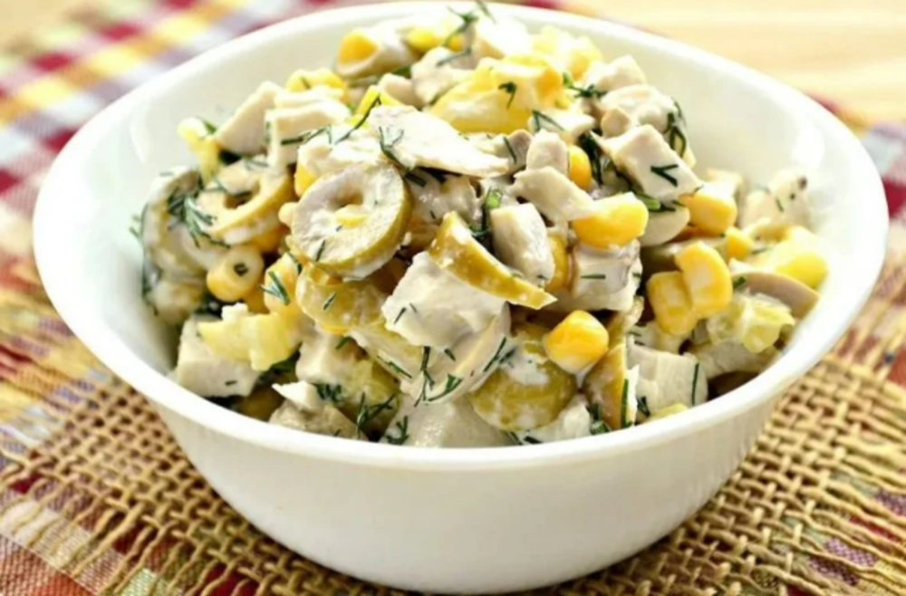 Салат з курки та маринованих грибів