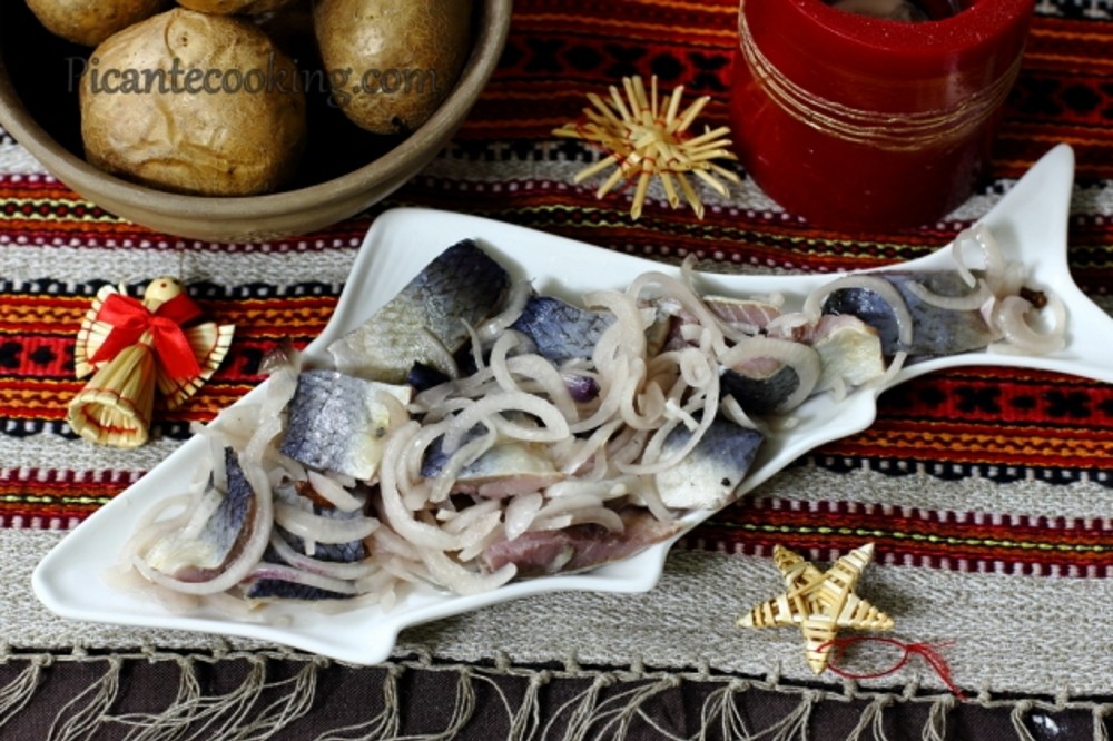 Оселедець шматками з цибулею