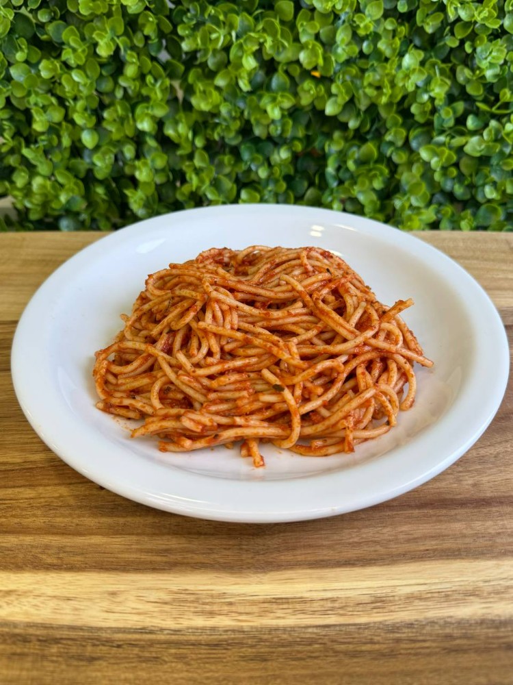 Спагеті з томатною пастою та базиліком