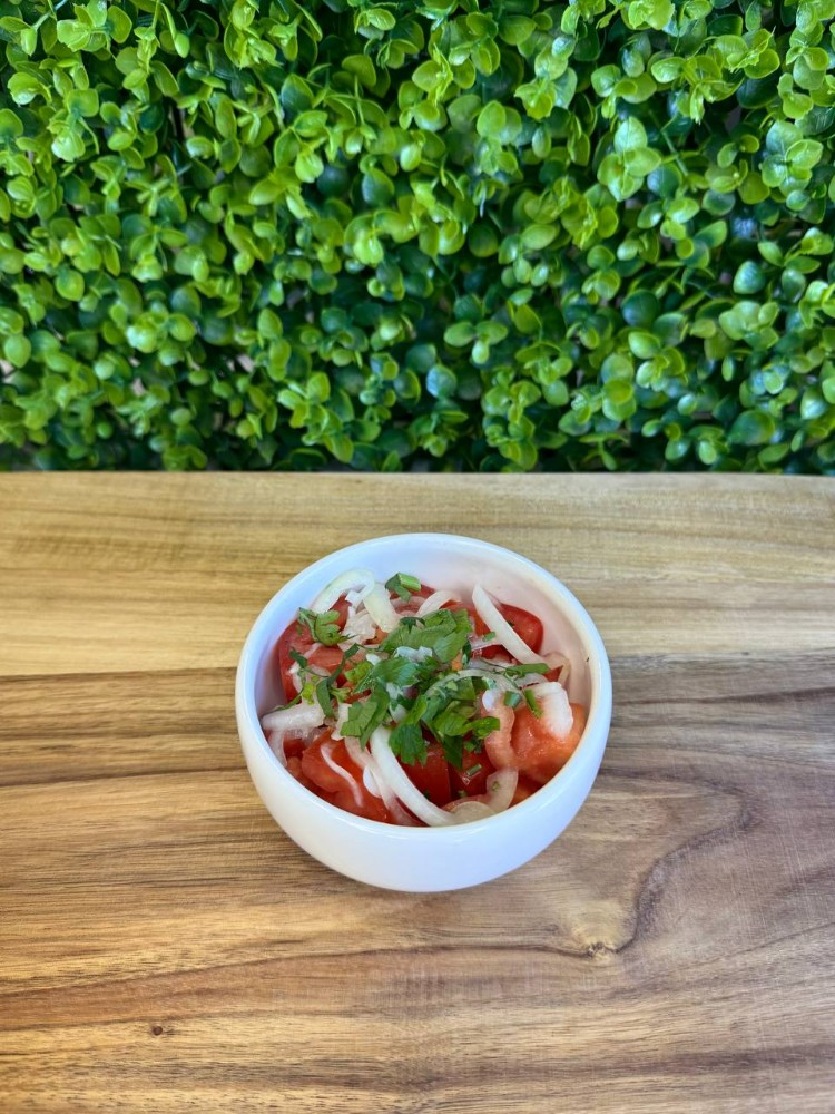 Салат з томатів і цибулі