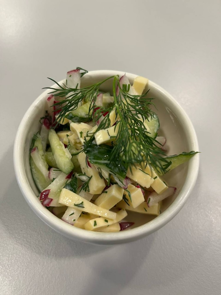 Салат з редиски, огірка та сиру