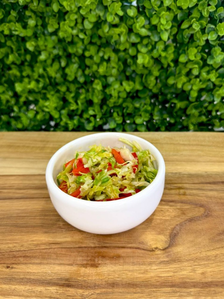 Салат з молодої капусти та солодкого перцю