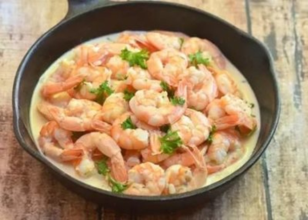 Креветки в часниково-вершковому соусі з грінками (300г)
