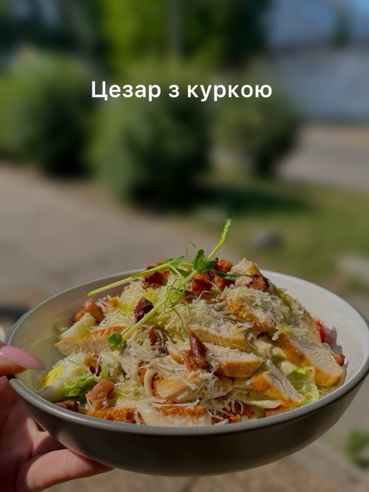 Цезар з куркою (курка смажена,айсберг,томати черрі,крутони,пармезан,перепелине яйце,соус "Цезар")