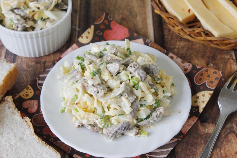 Салат з курячим серцем і курячою грудкою в вершковому соусі (300г)
