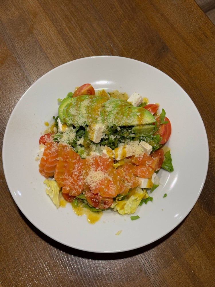 Салат з лососем та авокадо