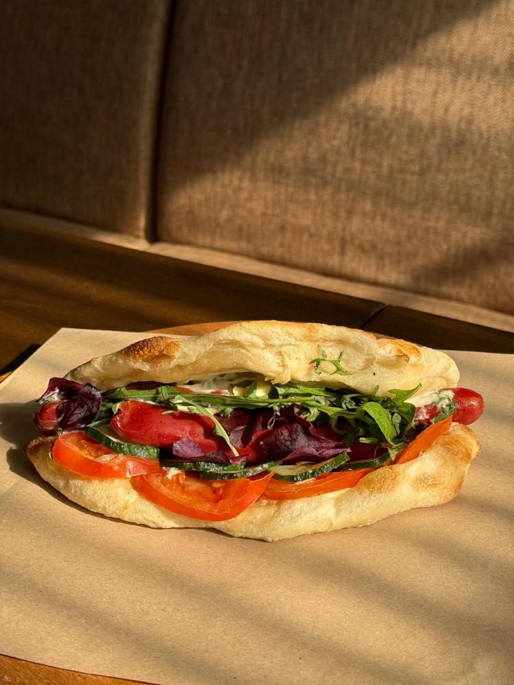 Бутер з мисливськими кобасками