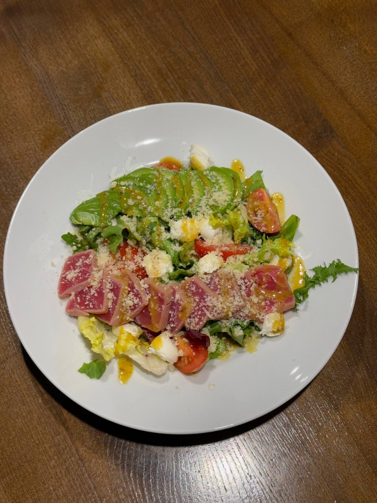 Салат з тунцем та авокадо 