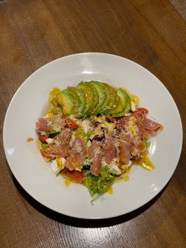 Салат з хамоном та авокадо