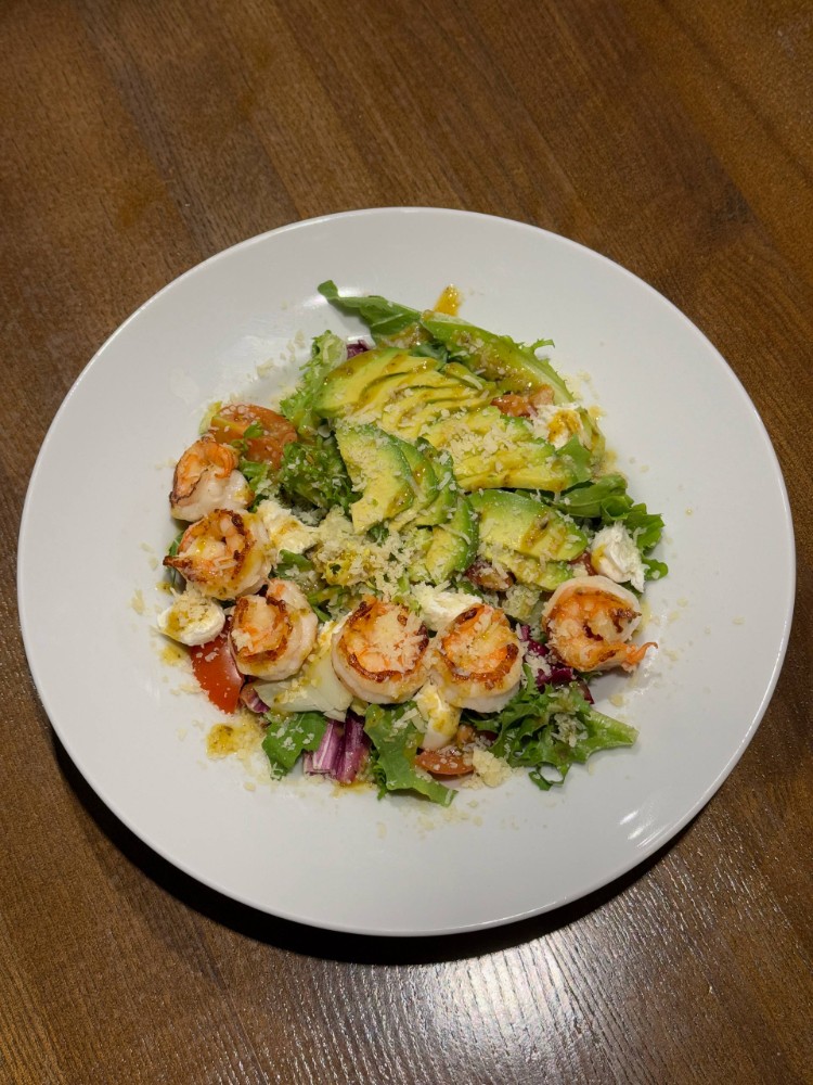 Салат з тигровою креветкою та авокадо 