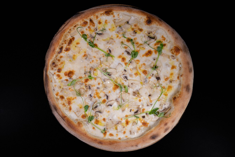 Піца з білими грибами та трюфельною олією.