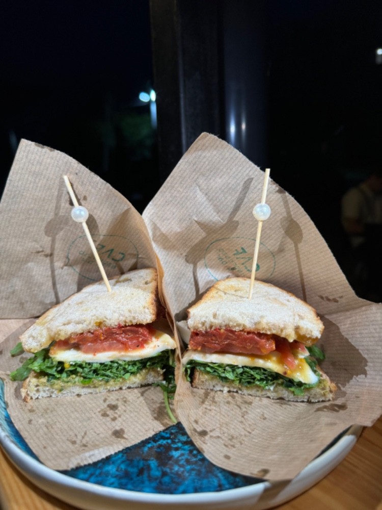 1/2 Сендвіча з томатами та моцареллою