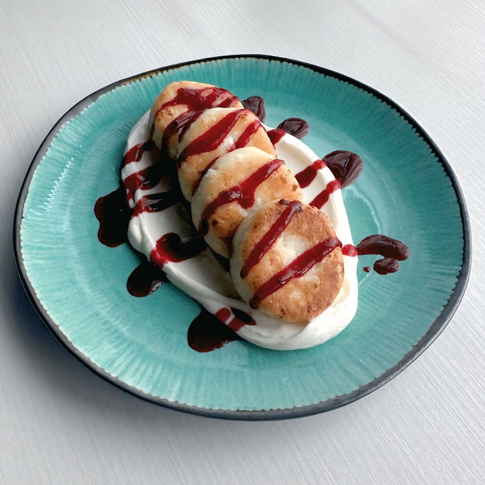 Сирники зі сметаною та ягідним кюлі