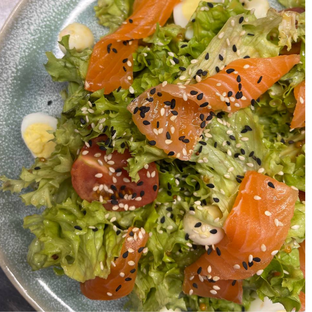 Зелений салат з сьомгою і моцарелою
