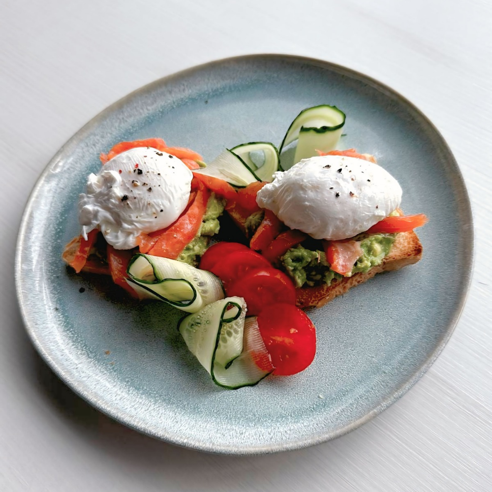 Авокадо тост з лососем та яйцем пашот 