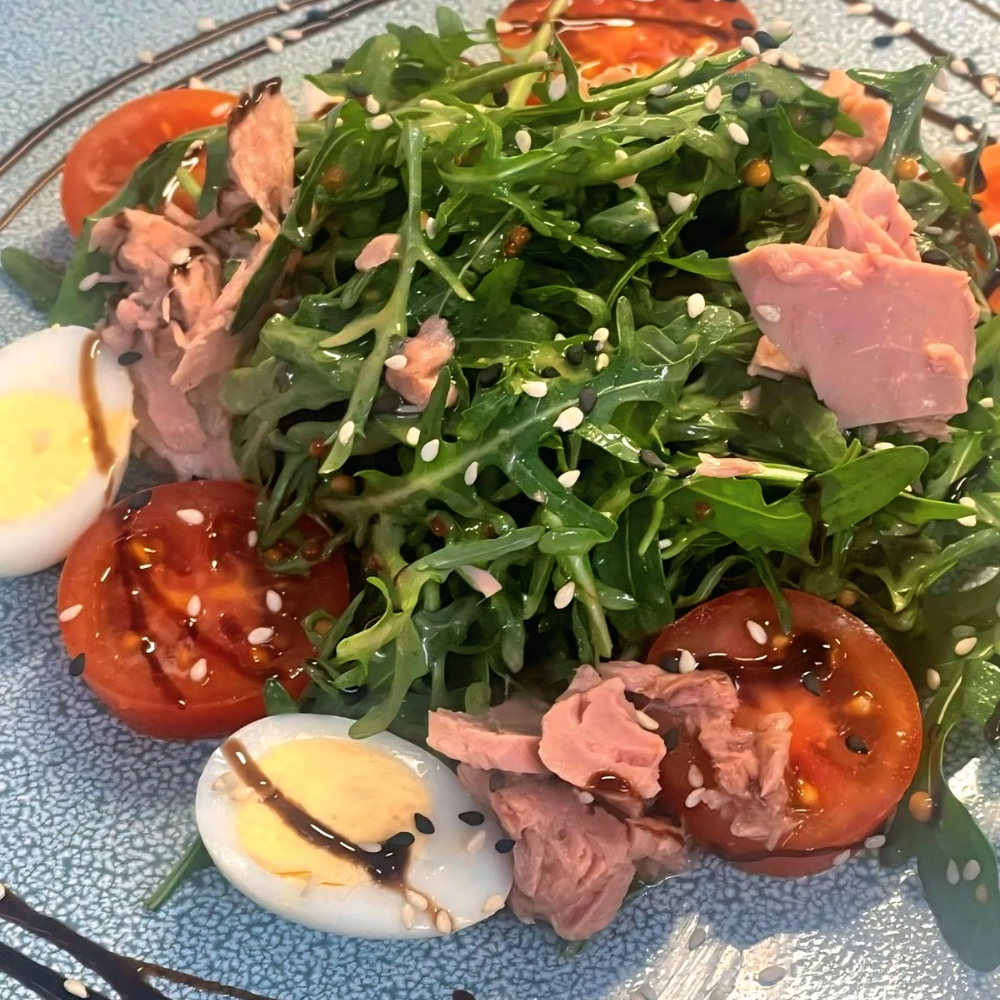 Руккола та тунець у медово - гірчичному соусі