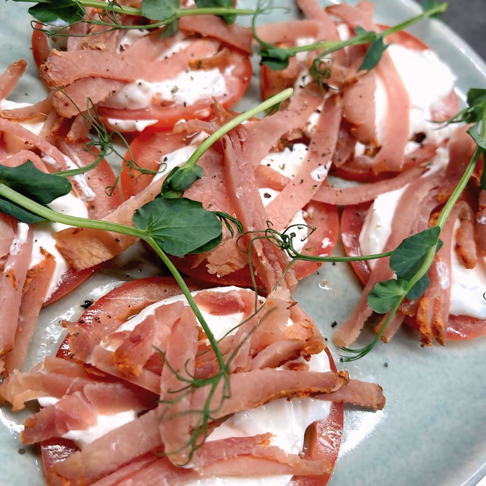 Томати з фетою та бастурмою