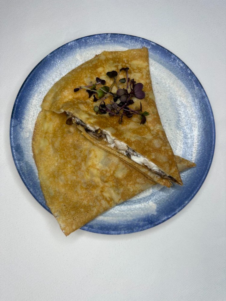 Блины с курицей и грибами в сливочном соусе
