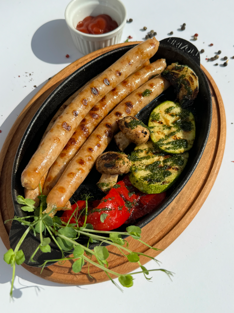 Пательня з ковбасками та овочами гриль