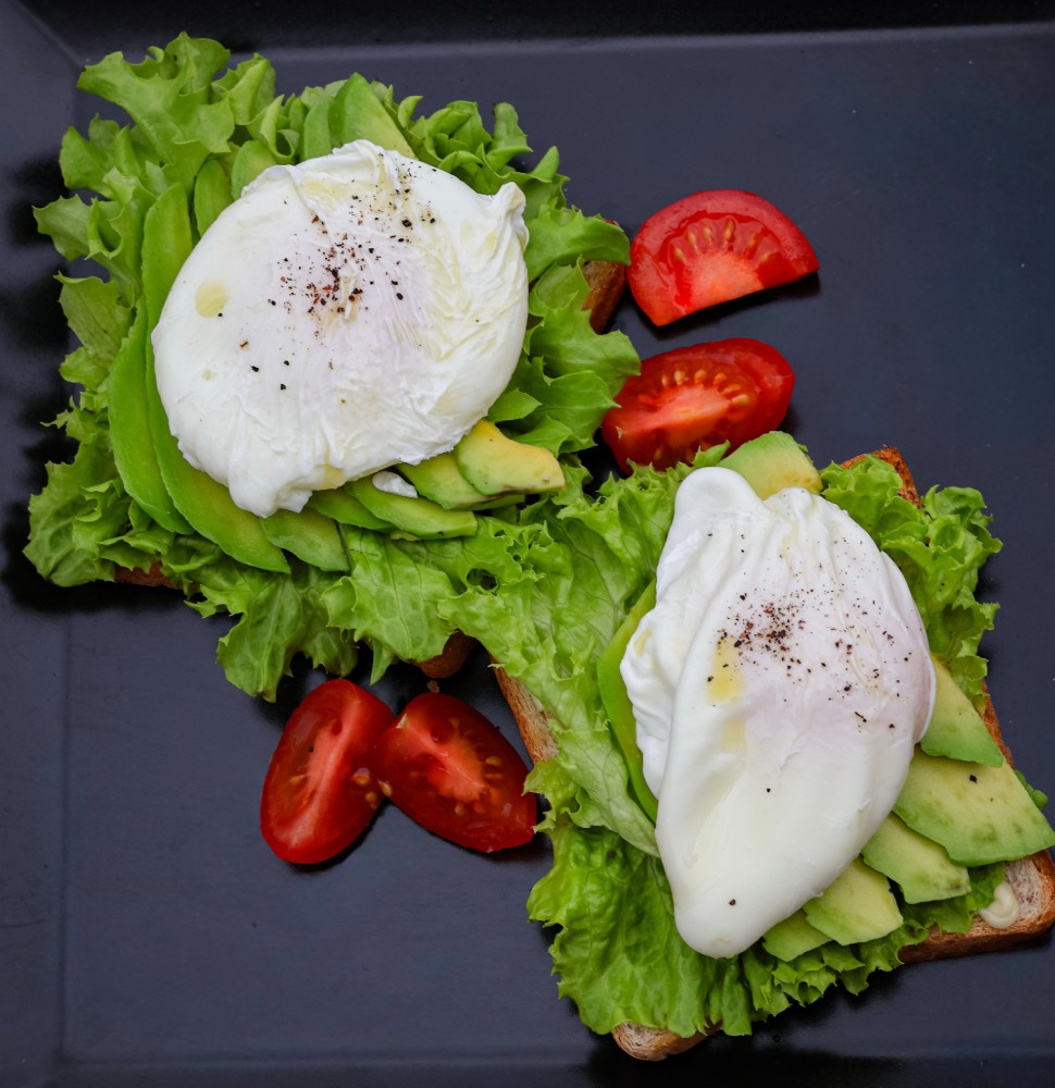 Тост з яйцем пашот і авокадо