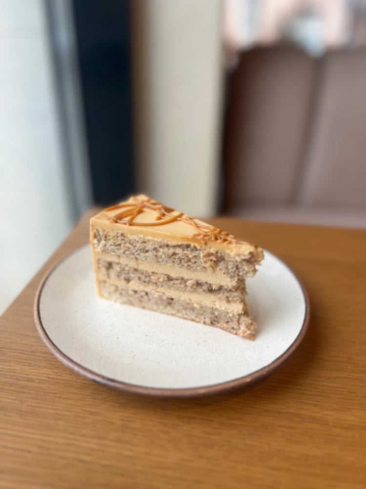 Карамельний торт з грецьким горіхом