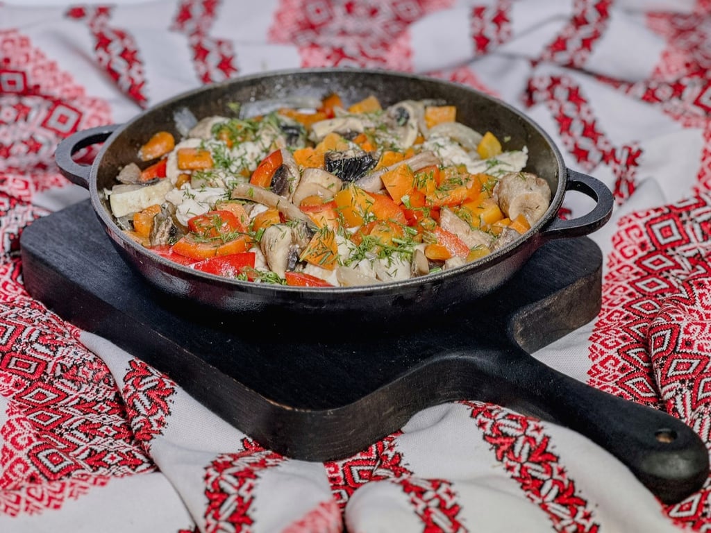 Пательня з куркою та овочами