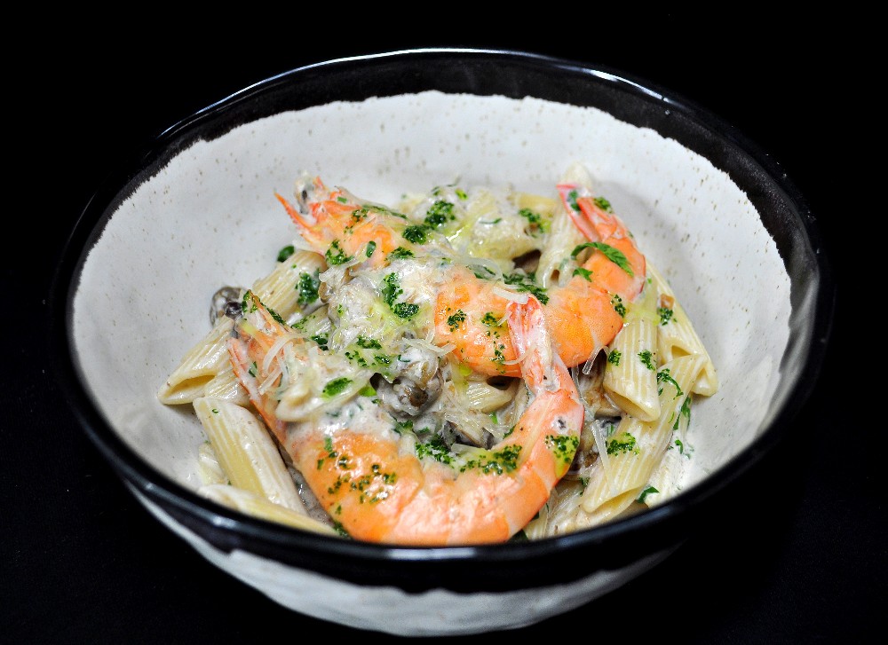 Паста з креветками, білими грибами та равликами