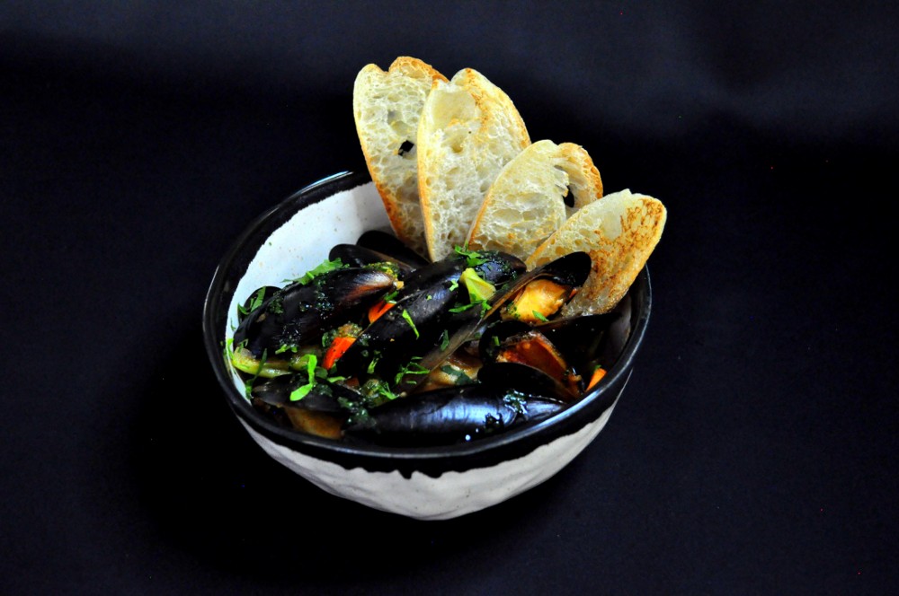 Мідії з овочами в томатному соусі