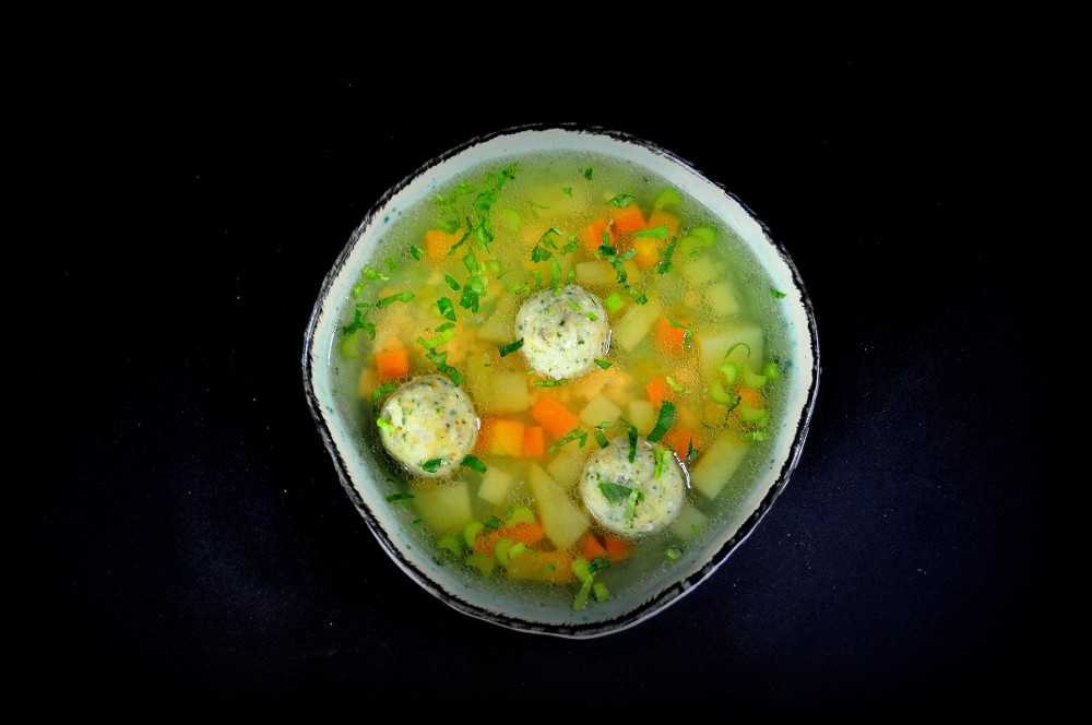 Рибна юшка з фіш болами