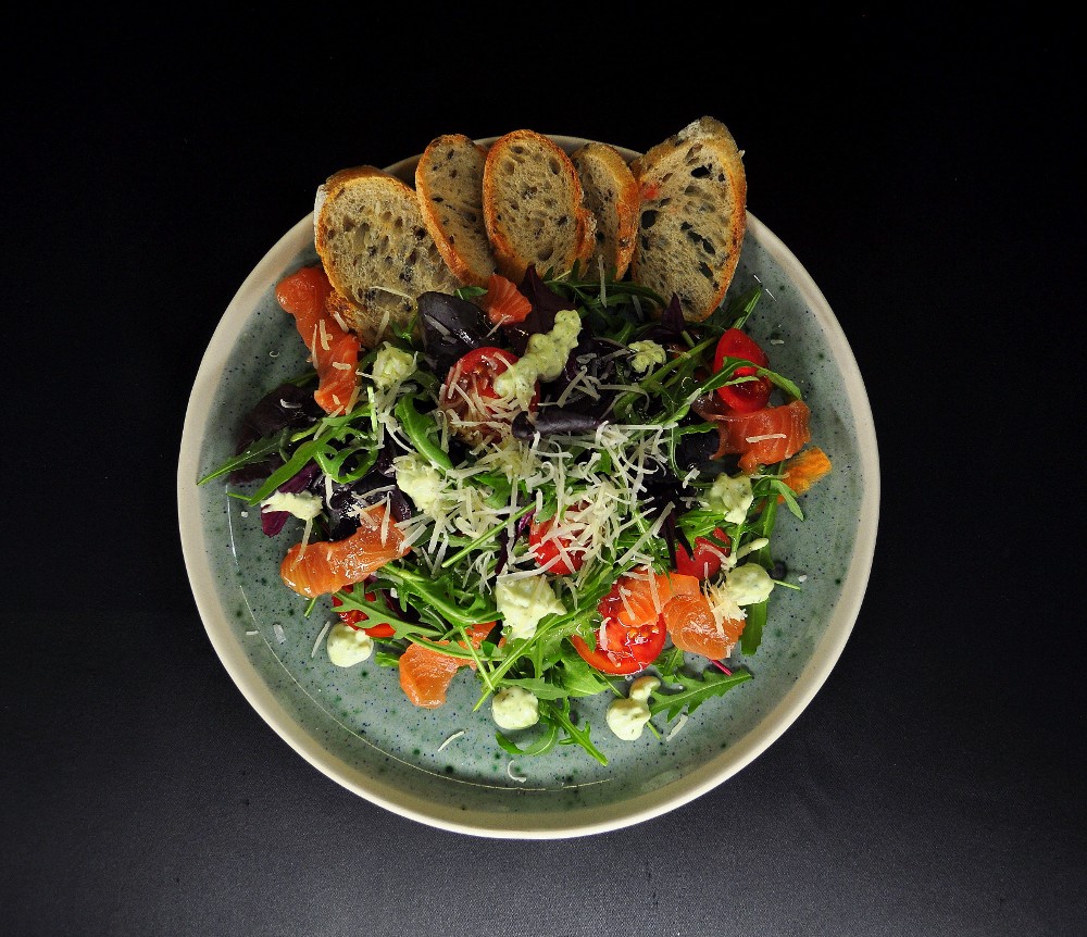 Салат з слабосоленим лососем