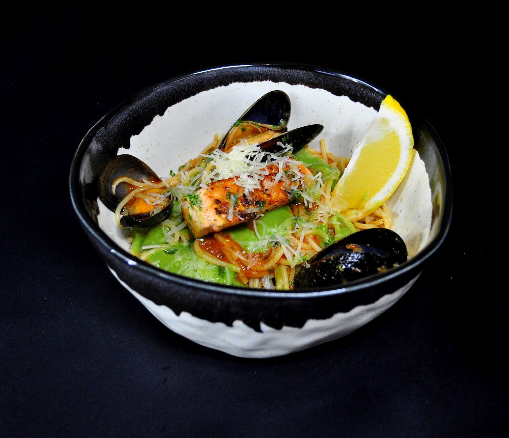 Паста з лососем та мідіями в соусі маринара