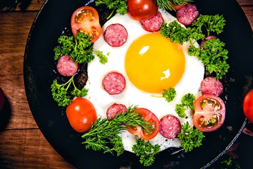 Яєчня з овочами та беконом (250гр)