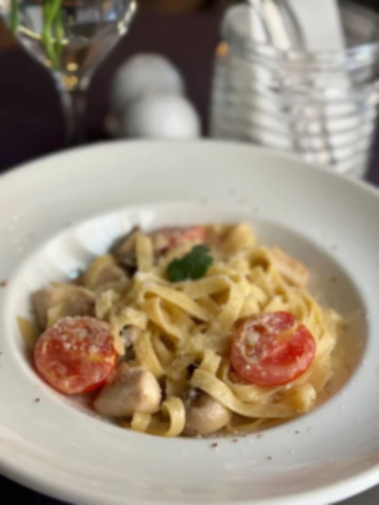 Паста вершкова з куркою та грибами