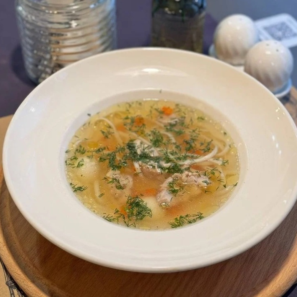 Курячий бульойн з перепелиними яйцями 