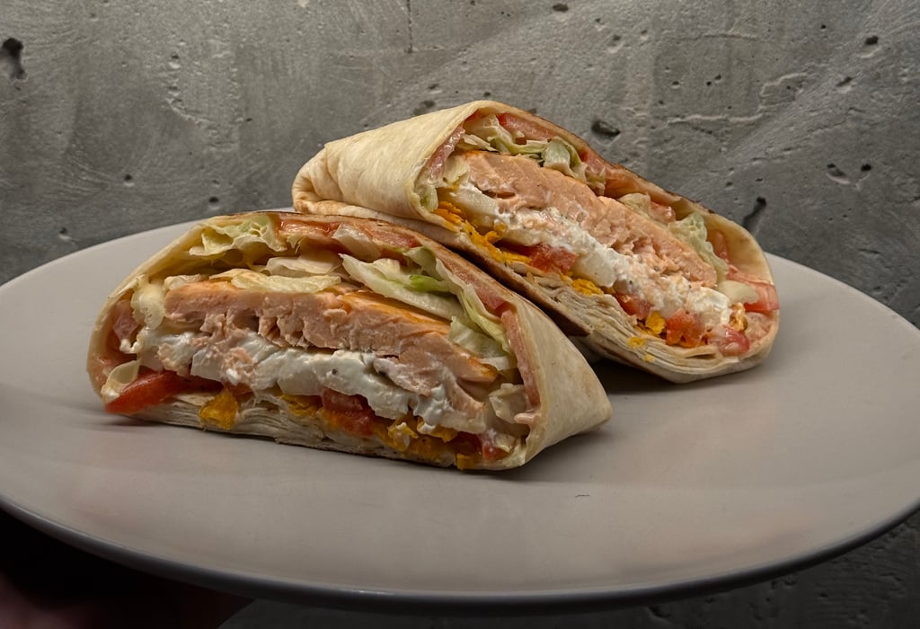 Бургер з лососем в лаваші