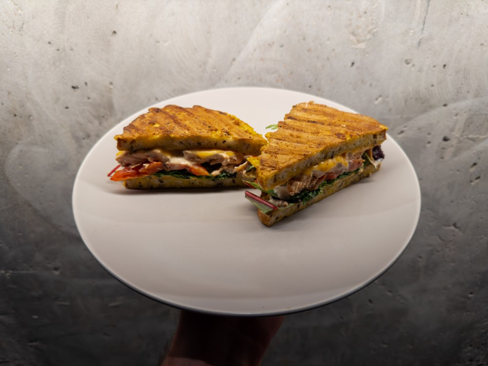 Теплий сендвіч з лососем