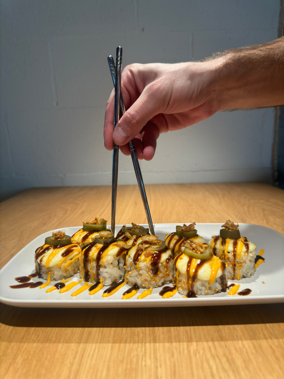 Теплий рол з копченим тунцем та манго 405г