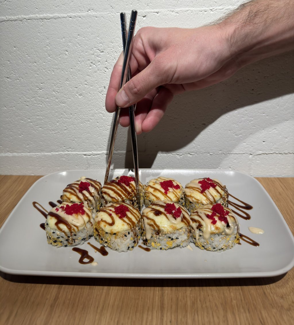 Теплий рол з копченим лососем та ківі 410г