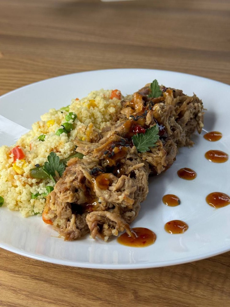 Рвана свинина та кус кус з овочами 315
