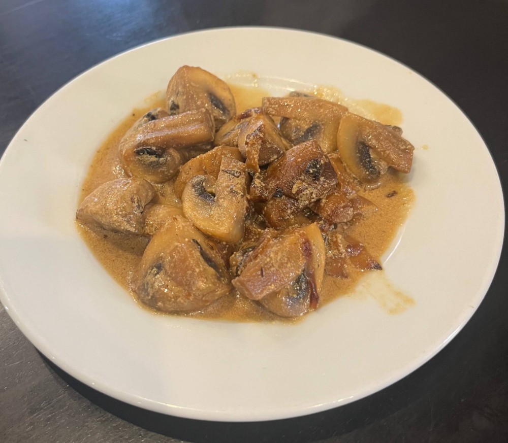 Печериці в сметанковому соусі . 100г