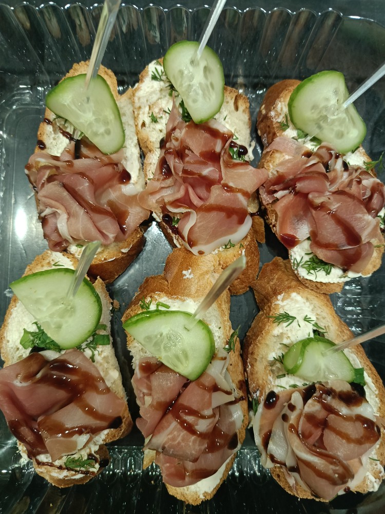 Брускетта з хамоном