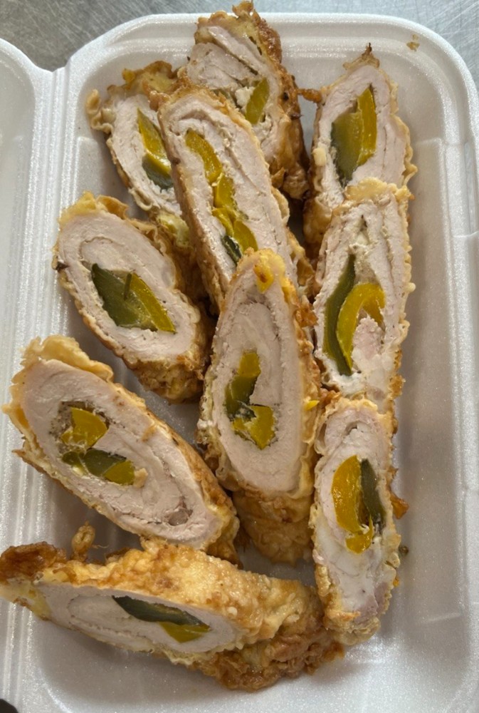 рулет зі свинини з перцем та огірком