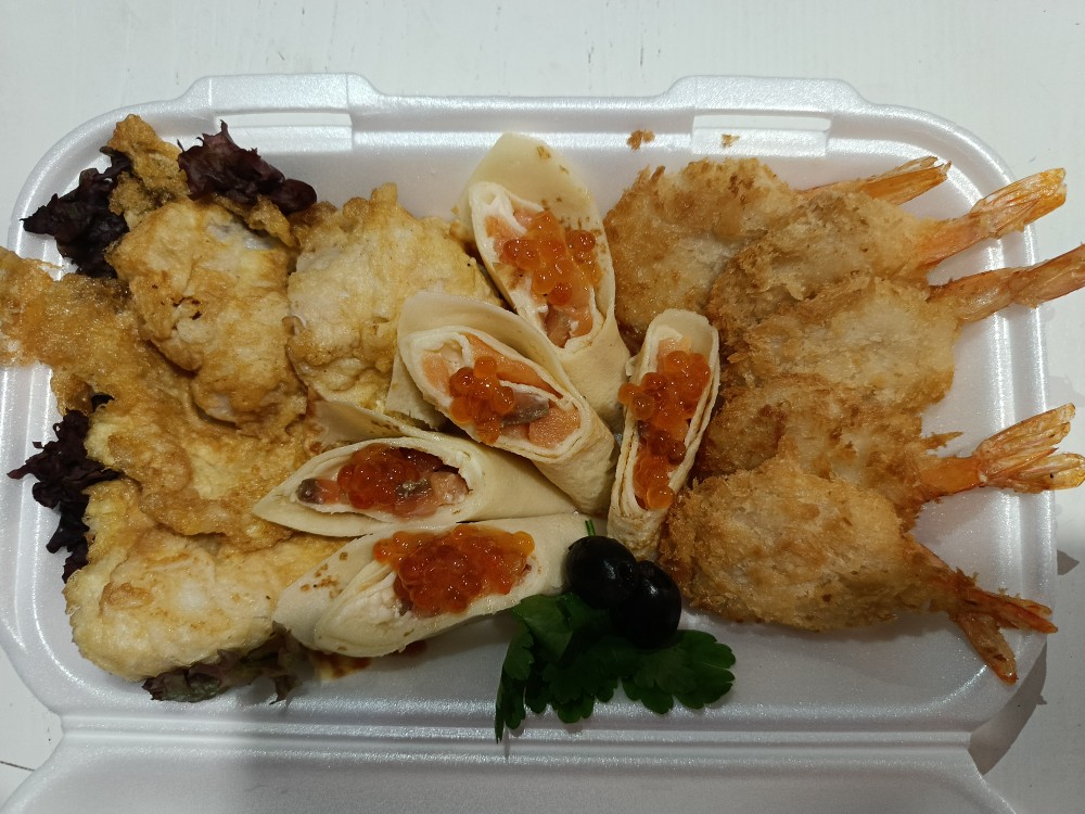 Асорті з морських продуктів( креветка, сьомга, кальмар) 300г