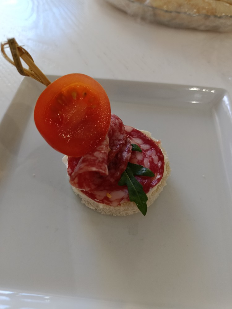 канапе з кобасою та чєрі